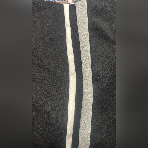 Chic Black Leggings with White Accents - Picture 3 of 10